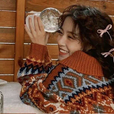 红色新年可爱女生头像