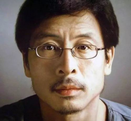 冷军的写实油画美女vs何家英的写意工笔美女,你pick哪一款