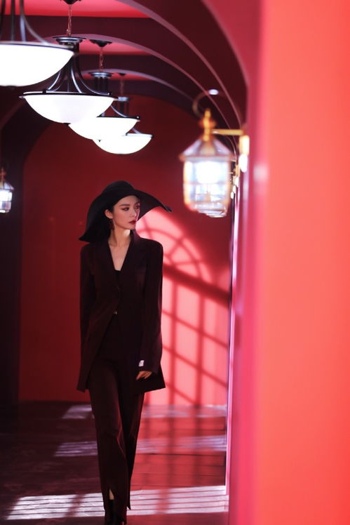火箭少女解散后傅菁放飞了,穿v领西装戴宽檐帽,霸气似女王