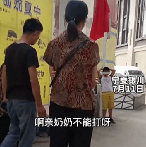女子怒踹六旬老人,老人疼得直哆嗦,女子我踢我亲奶奶怎么了