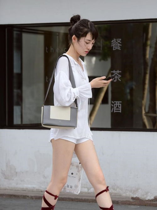 街拍小美女纯真靓丽婀娜多姿,长腿女神啊