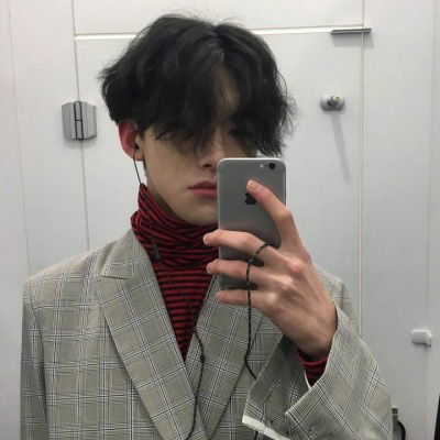 高冷男头像真人高清拿着手机拍照的男生头像