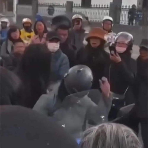 当街暴打母亲的15岁少女,竟然全网都在同情她