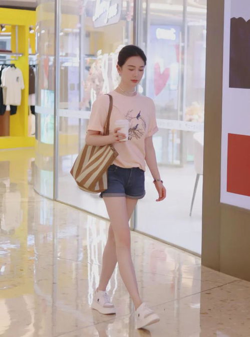 左小青科技美后大回春穿粉色t恤嫩似水蜜桃,只是有点认不出