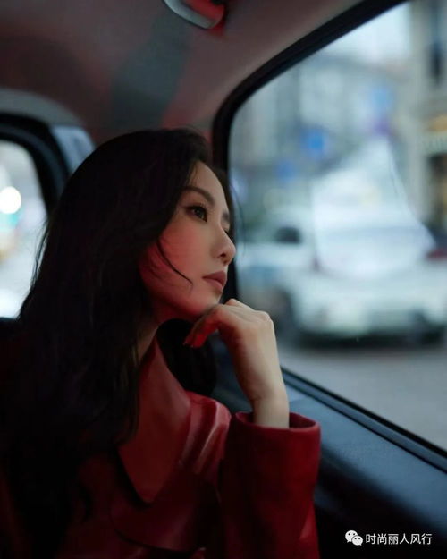 刘诗诗米兰看秀大出风头穿红色皮风衣被总裁搂腰合影赢了日韩美女,太长脸了
