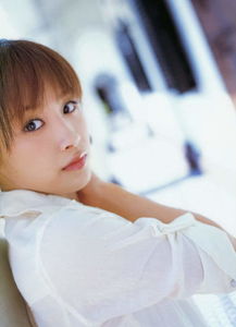 泳池比基尼清纯美女夏日阳光写真图
