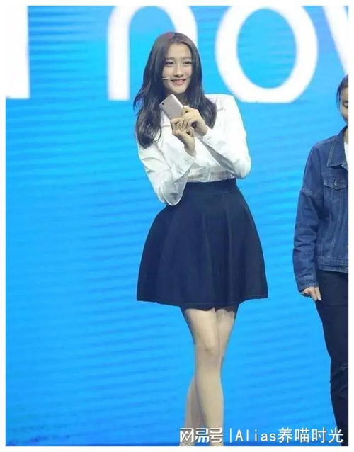 关晓彤后台访谈照,除了黑就是勒的赘肉,多年的少女形象都毁了