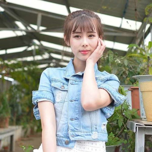 清纯少女甜美可爱,牛仔衣配白纱裙,干净清爽极了
