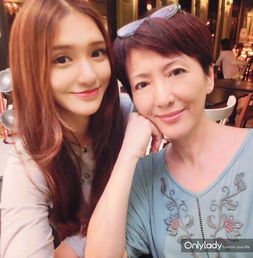 武大混血美女网络走红晒童年照力证纯天然