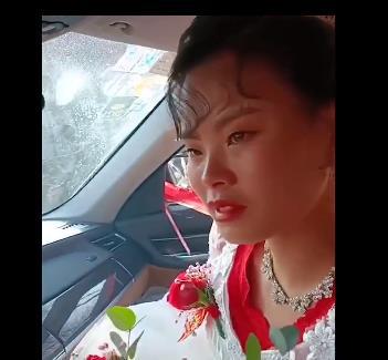 抱养21岁女儿出嫁8旬老人含泪不舍新郎决定和妻子留家照顾老人
