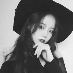 小时候披着床单玩的像个疯子,长大后抱着被子哭得像个傻子
