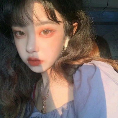 2022个性耐看头像女生白墙