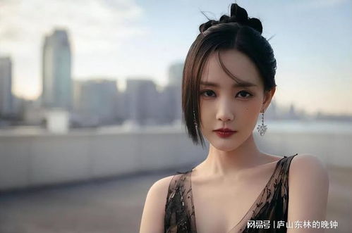 长着同一张脸却有着不一样的人生,一个成顶流,一个却死活红不了