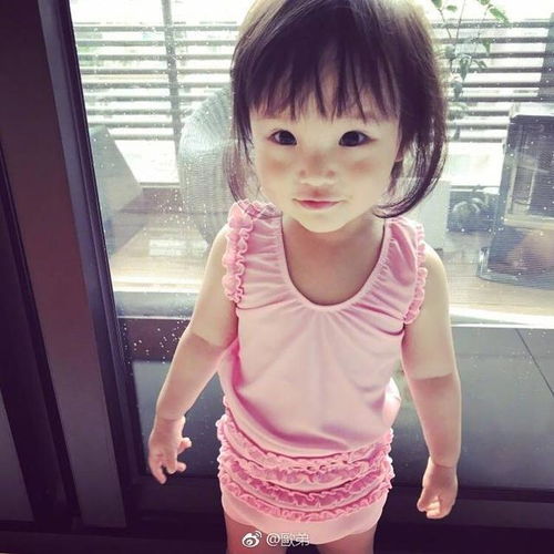 欧弟女儿和贾静雯女儿1岁时长得很像,如今1年后咘咘开始变化了