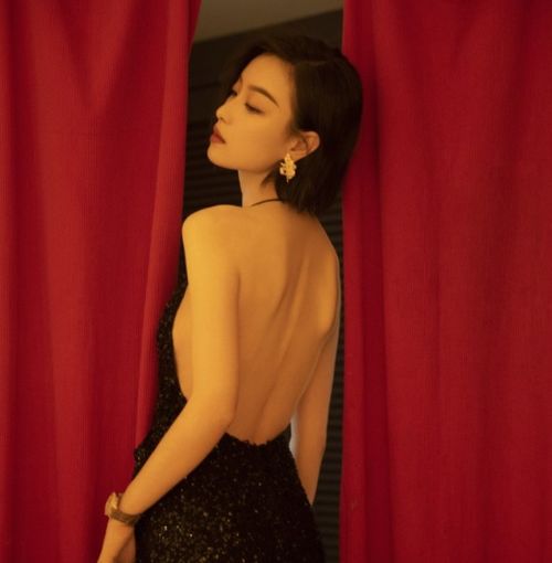 倪妮参加活动大秀身材,却遭知名导演怒批不许袒胸露背