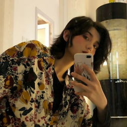 这城市的风总是很大,孤独的人总是晚回家霸气抽烟的社会大姐女生头像