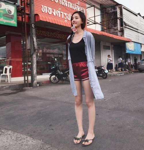 宋祖儿家中秀私服,意外暴露拍照小心机,单肩包的摆放太刻意