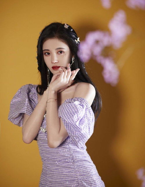 159cm鞠婧祎,2套造型都是格纹裙,却一个仙气一个甜美