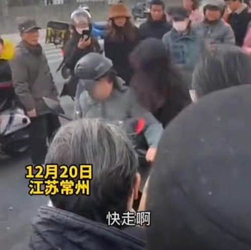 15岁女生当街殴打母亲,细节曝光,网友同情女生,但打人不可接受