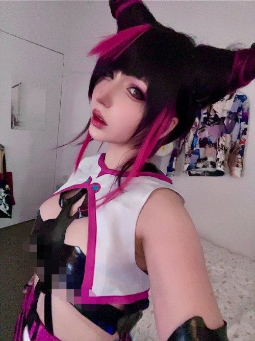 即邪魅又可爱国外美女cos街霸6韩蛛俐
