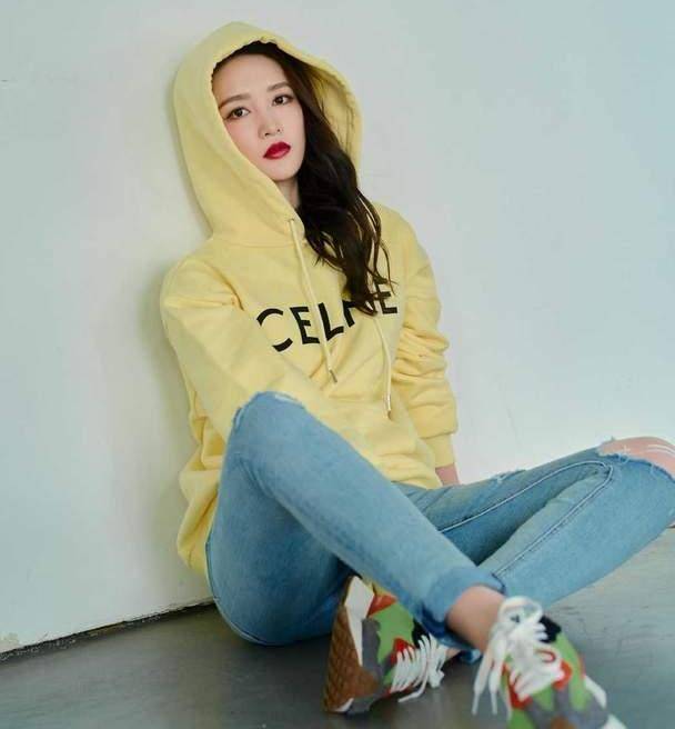李沁的私服搭配太聪明,卫衣牛仔裤棒球帽,这么穿时髦又高级