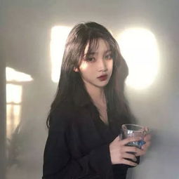 酷酷的女精致女生长发头像