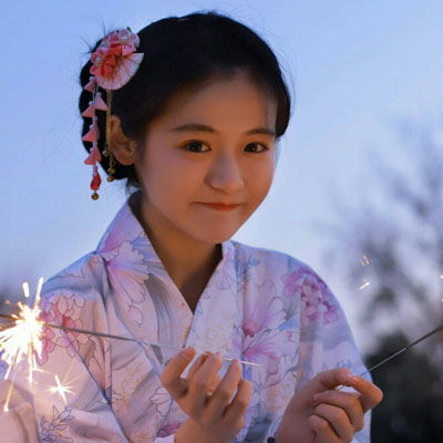 和风少女头像少女日系图片,手持烟花棒少女唯美图片头像