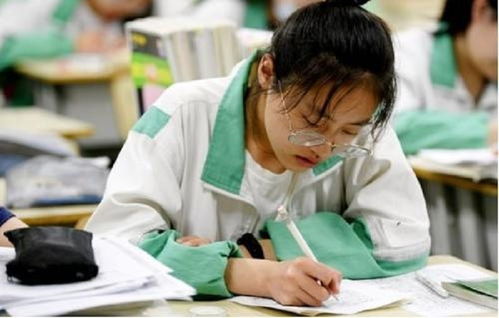 北大女硕士苏黎杰因求职碰壁,回乡当油漆工月薪2千元