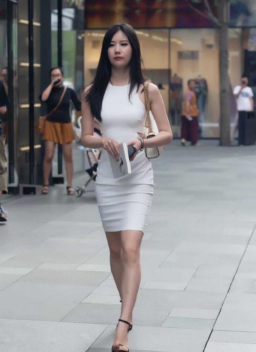 街拍靓女搭配清爽的绿色衬衫,特别迷人