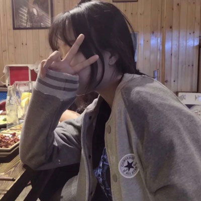 手拿手机拍照挡脸女生头像,可爱女生手遮脸