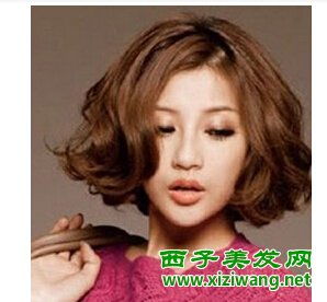 女生烫发大卷短发大方又有气质