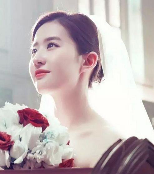 女星新娘妆,杨颖优雅,赵丽颖清纯可爱,热巴惊艳,而最美的是她