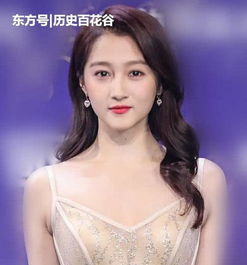 21岁关晓彤和大三岁的鞠婧祎同台,网友一个大妈一个公主