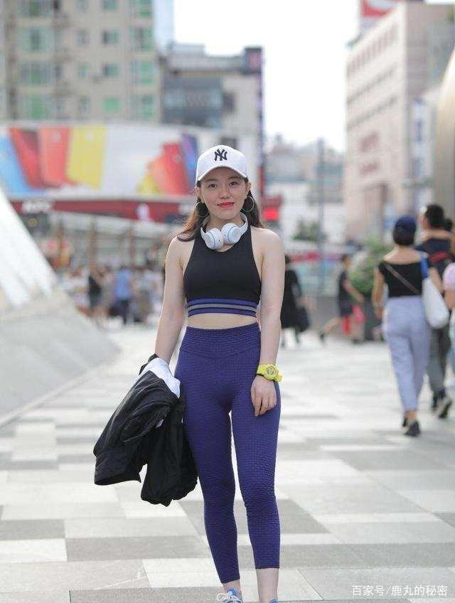 青春时尚的瑜伽裤穿搭充满浪漫柔美气息,提升整体形象,青春靓丽