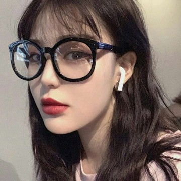 戴黑色眼框眼镜的女孩真人头像超气质网红美女
