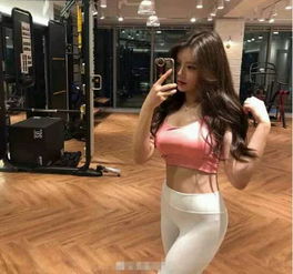 妹子,咱穿着紧身衣呢,动作不要这么诱人好吗被人看到多尴尬