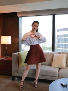 李沁现身机场,一身休闲装显清新活力,少女感十足