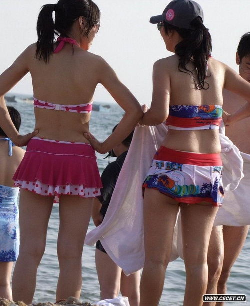 海边度假的泳装美女们
