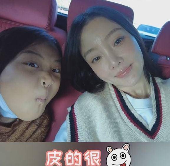 李小璐离家多天思念女儿晒9岁甜馨搞怪日常,被指性格像贾乃亮