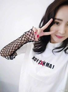 杨幂的手出卖了自己的少女人设,该向刘诗诗学学如何保养第2张脸了