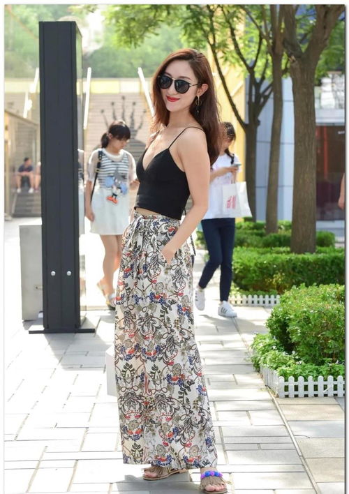 街拍美女戴墨镜霸气,独特魅力撩动你的视线