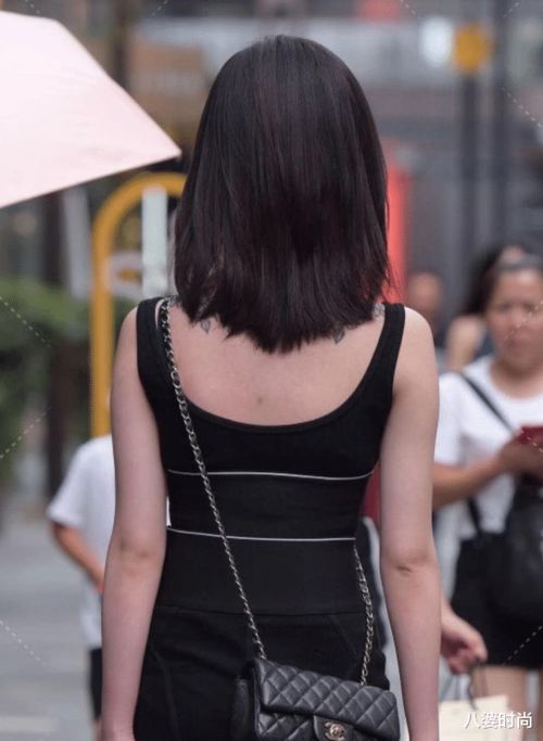 气质美女,穿搭黑色裙装,尽显轻熟的时尚