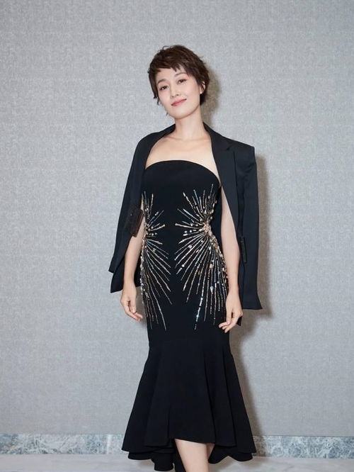 马伊琍真会穿一件黑色鱼尾晚礼服,又露肩又露背,女人味十足