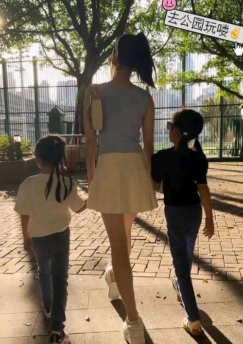 郭富城老婆带娃游玩,两个女儿活泼可爱,方媛穿伞裙扎马尾超时尚