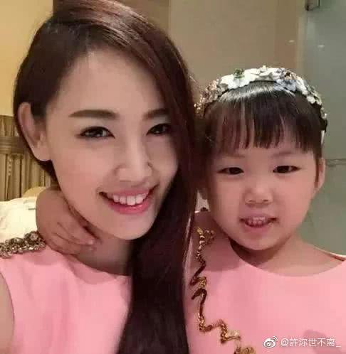 马蓉陪女儿做手工,女儿对妈妈连声夸赞,称陪伴才是真爱