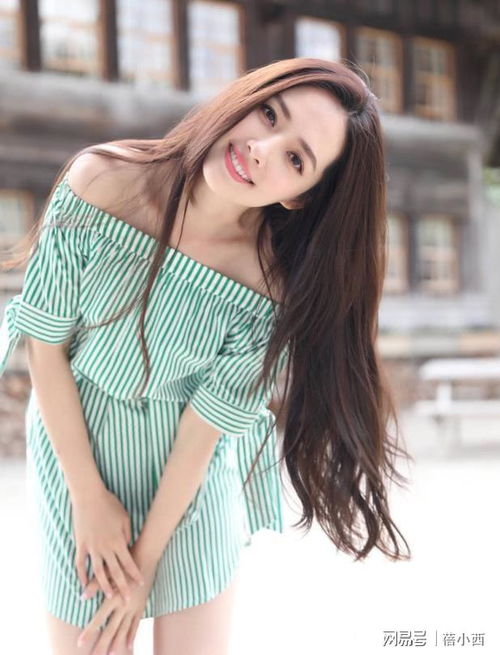 郭碧婷难怪能嫁入豪门,穿一字肩条纹裙凹造型,就轻松美出圈了