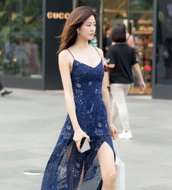 街拍穿连衣裙的美女个个清爽动人,为城市添加一道道景色