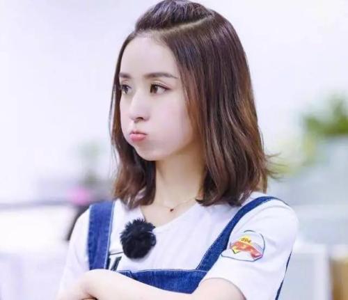 赵丽颖穿白裙露美腿参加活动,甜美可爱,网友是仙女本人没错