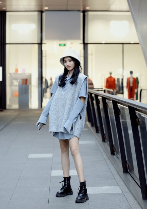 吐舌头成了少女街拍新姿势呆萌甜美果然天生无敌,马尾辫都可爱