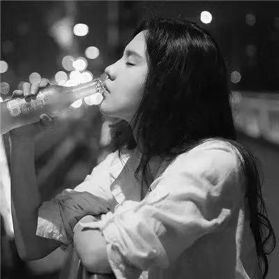 微信最近很走心的伤感句子,她只喝酒不说话,眼泪掉了也不擦